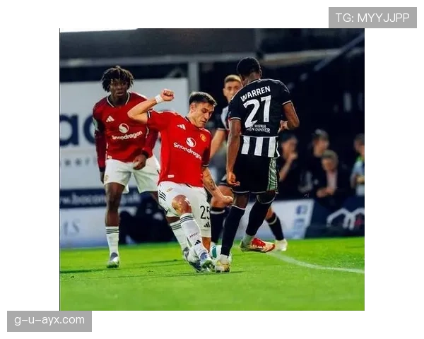 滕哈赫近期阵型变化体现战术调整,球队攻防表现趋于稳定 滕哈赫近期阵型变化体现战术调整,球队攻防表现趋于稳定