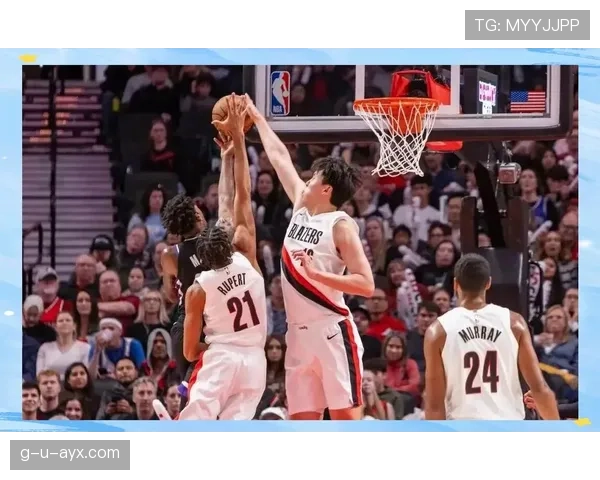 杨瀚森利用策应视野对比传统中锋主导阵地进攻节奏